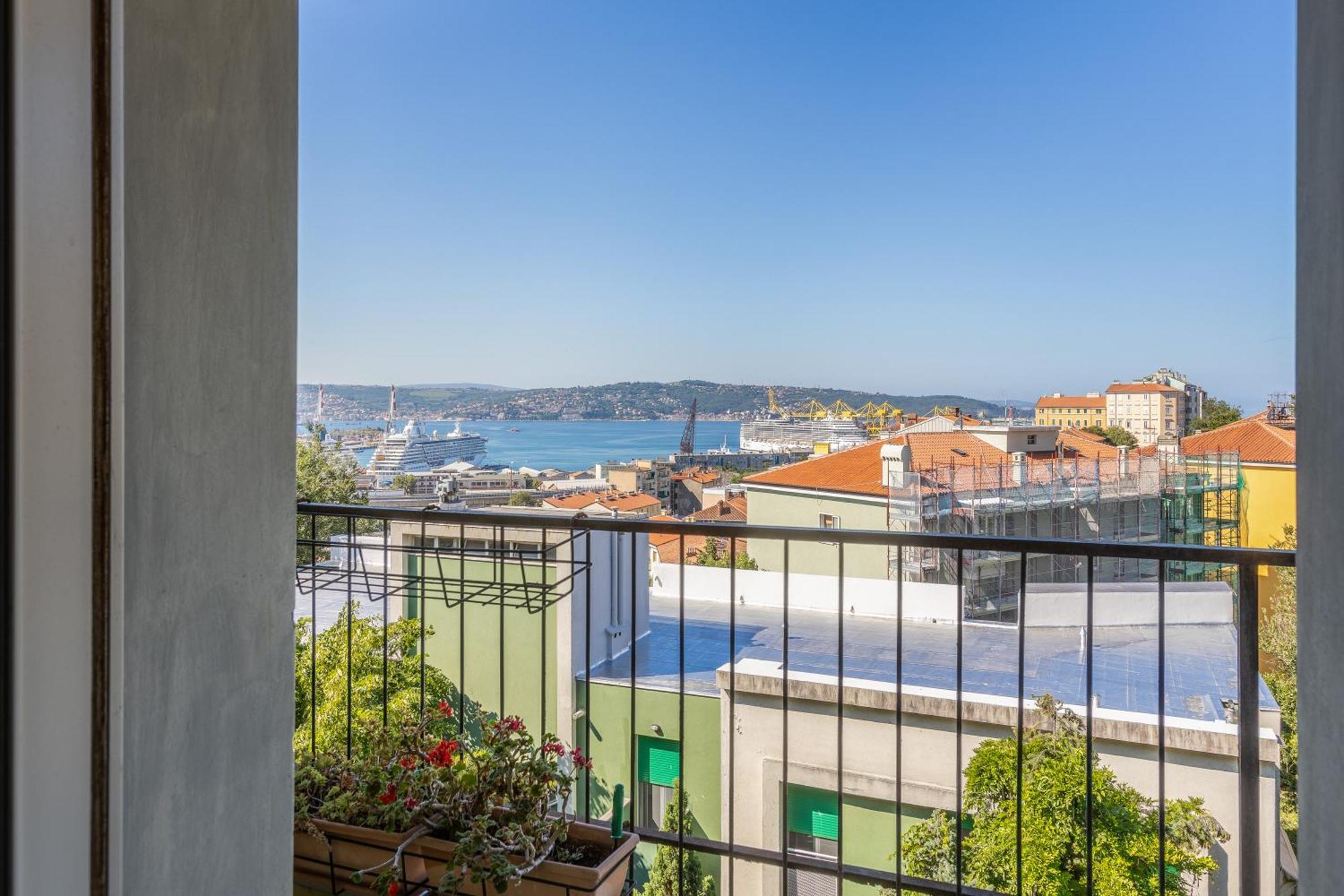 The Black Swan Apartment Trieste Bagian luar foto