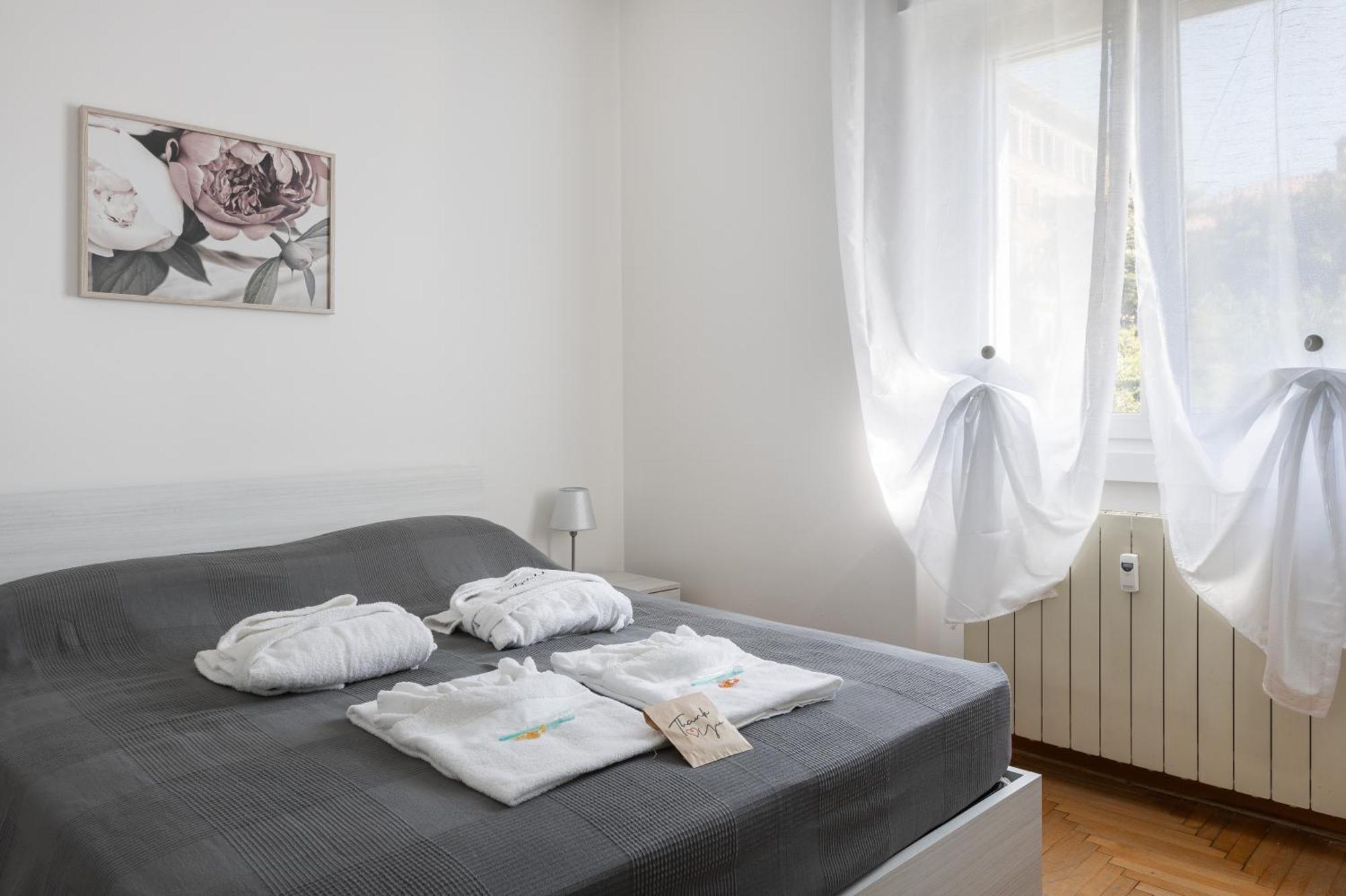 The Black Swan Apartment Trieste Bagian luar foto