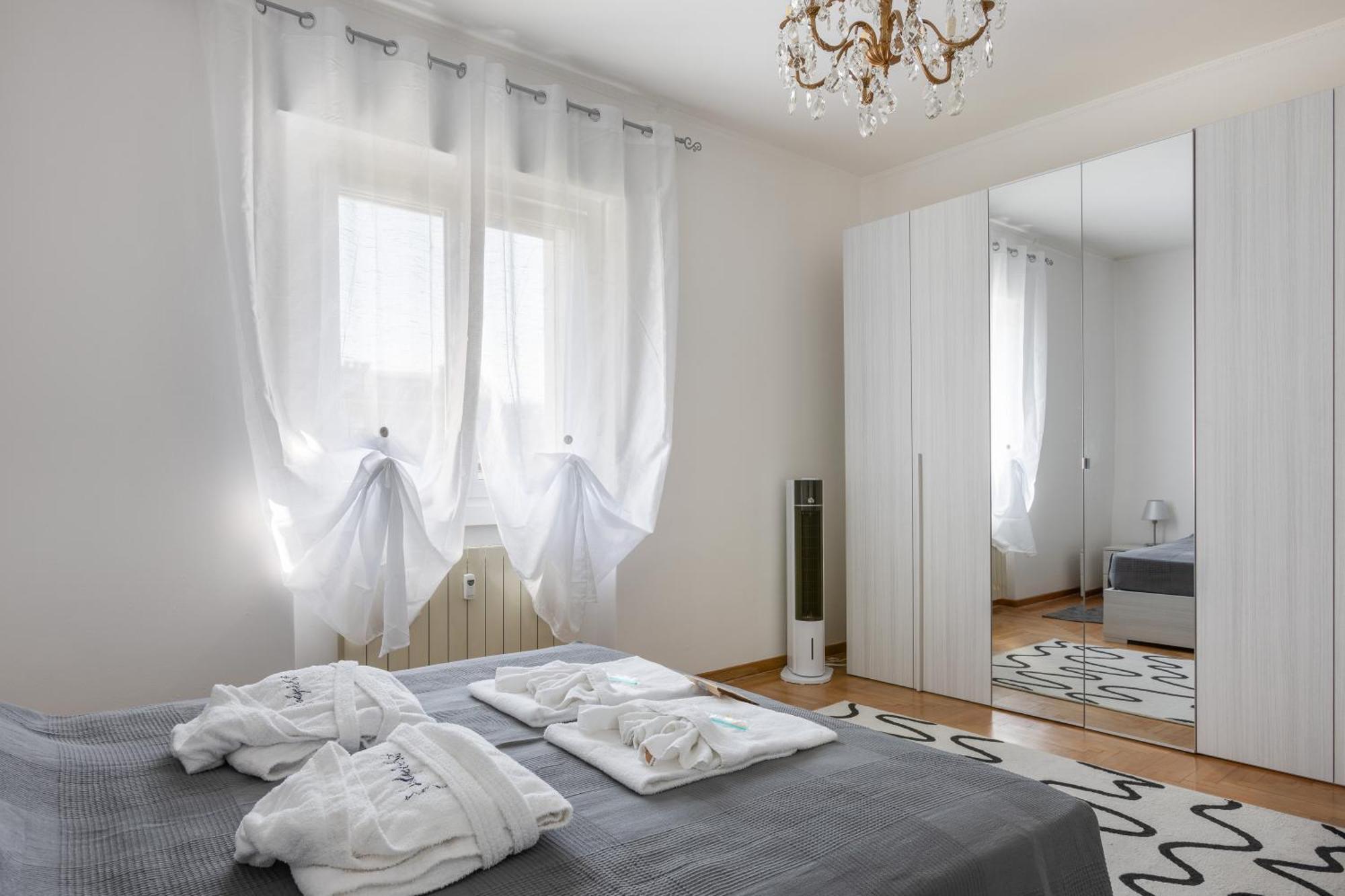 The Black Swan Apartment Trieste Bagian luar foto