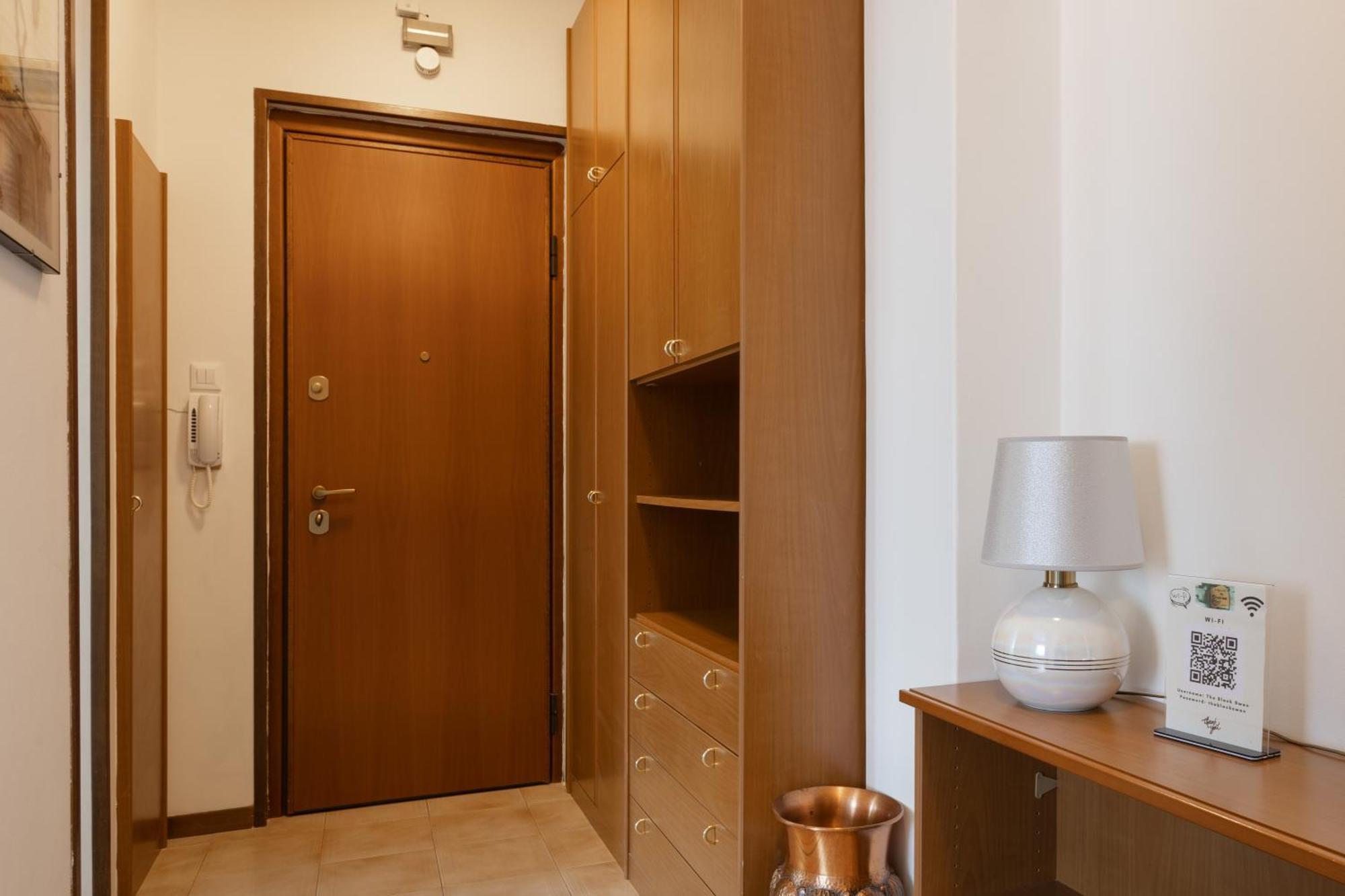 The Black Swan Apartment Trieste Bagian luar foto